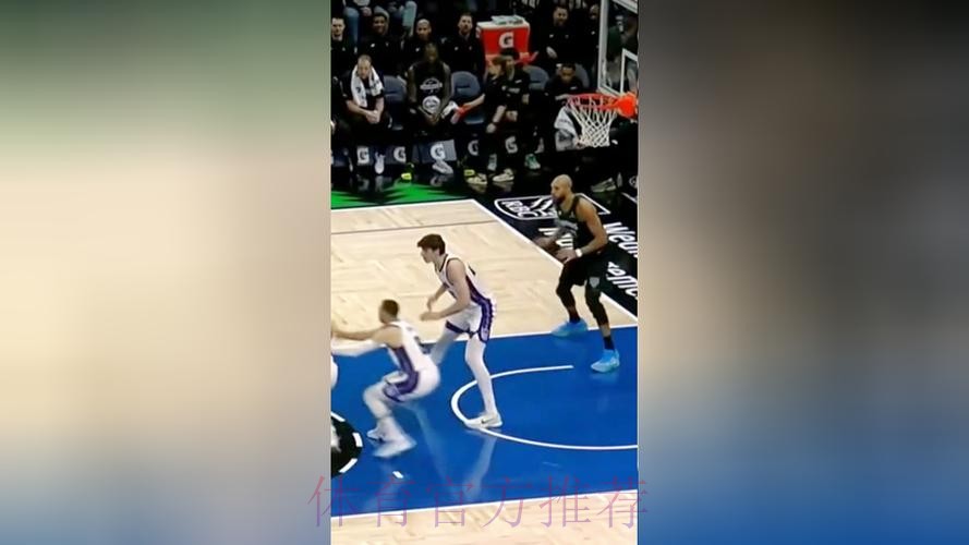 迪文岑佐上篮不进 戈贝尔神兵天降炸筐得手